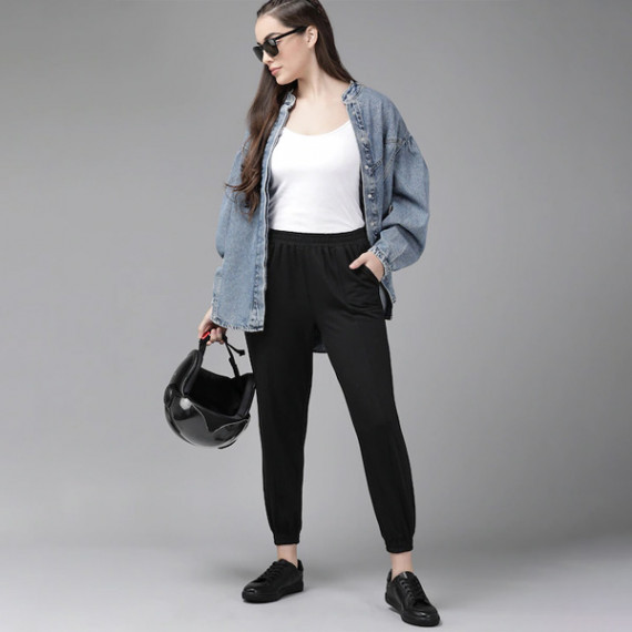 https://megashoppin.com/products/women-black-solid-straight-fit-cropped-joggers